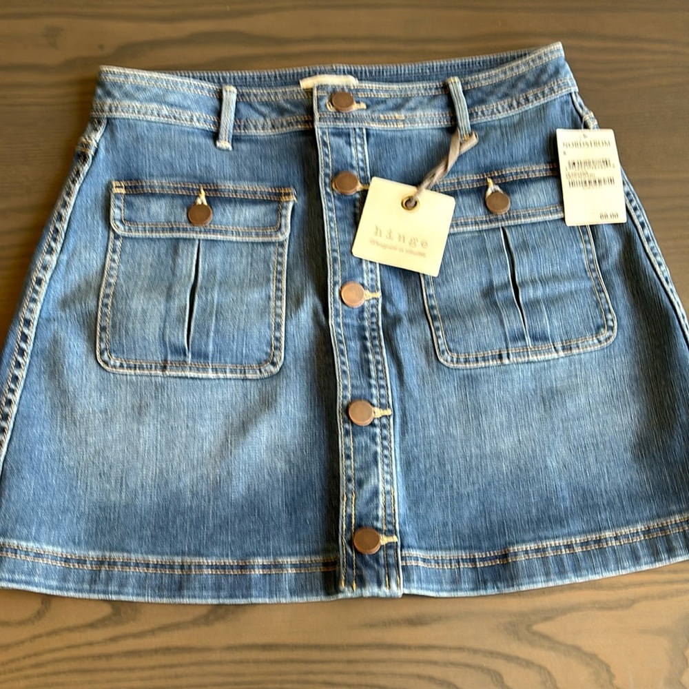 Hinge button front denim skirt - size 6.